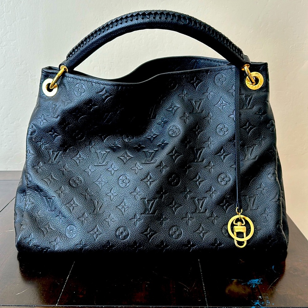 Like new Louis Vuitton Artsy MM in Black Monogram Empreinte leather.